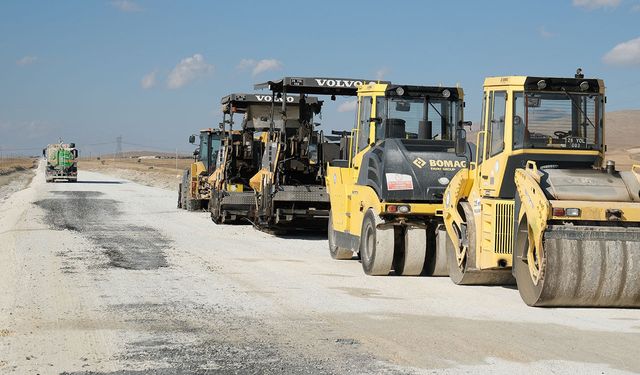 Sivrihisar-Çeltik bağlantı yolunda asfalt çalışmaları devam ediyor
