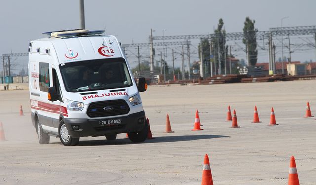 Eskişehir’de ambulans sürücülerine güvenli ve kontrollü sürüş eğitimi verildi