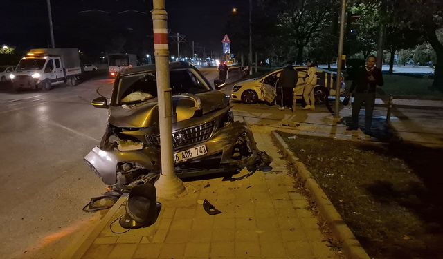 Eskişehir'de iki araç kavşakta çarpıştı: 3 yaralı