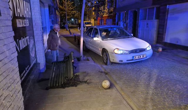 Eskişehir’de kontrolden çıkan otomobil bankta oturan 2 çocuğa çarptı