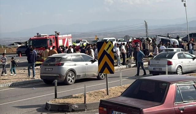MHP'li milletvekili ve il başkanının konvoyunda kaza: 1 ölü, 4 yaralı