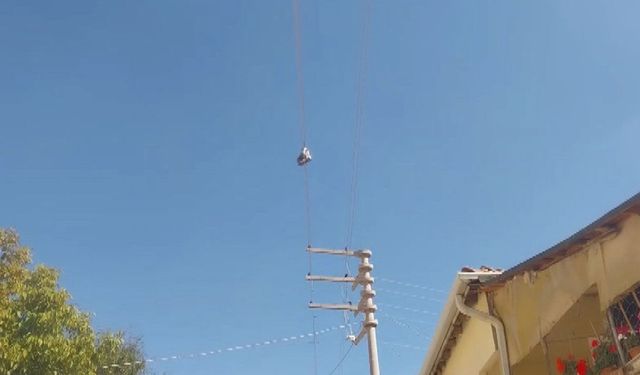 Eskişehir'de merak konusu oldu: Yıllardır elektrik telinde duran bir çift botun sırrı çözülemiyor