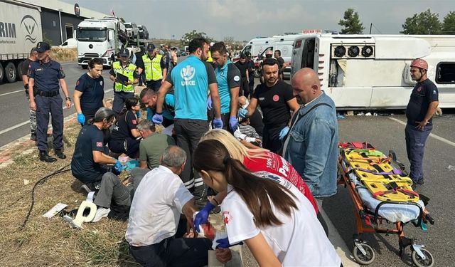 Antalya-Isparta Karayolunda yolcu midibüsü devrildi: 1'i ağır 17 yaralı