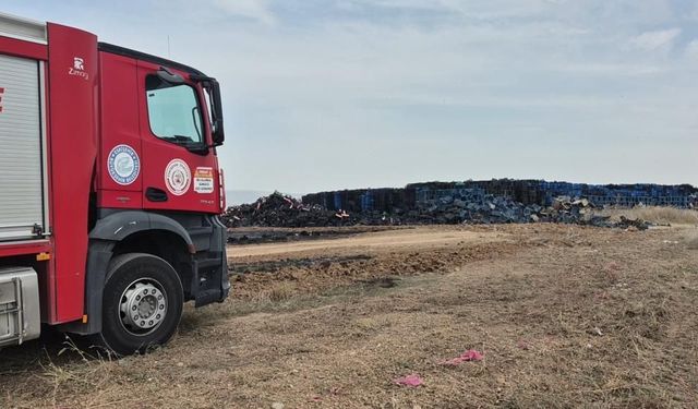Eskişehir’de yangın: Binlerce plastik kasa alevlere teslim oldu