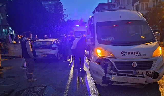 Eskişehir’de servis minibüsü ile otomobil çarpıştı: Yaralılar var