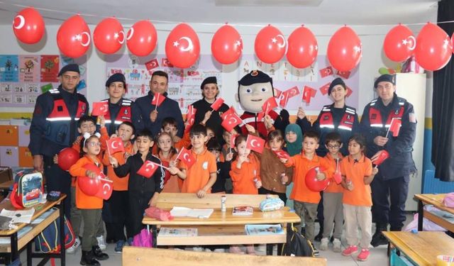 Eskişehir Jandarması öğrencilerle Cumhuriyet Bayramı hazırlığı yaptı
