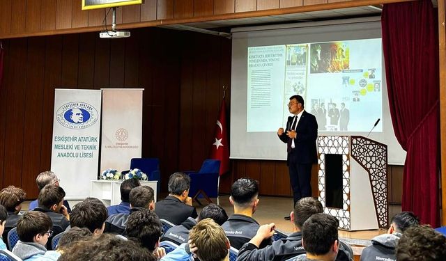 Mezun olduğu okulda öğrencilerle buluştu