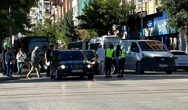 Eskişehir’de kaza: Işıklarda bekleyen araca arkadan çarptı