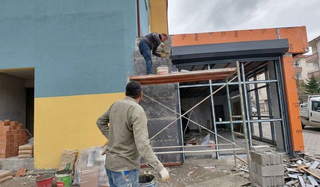 Eskişehir’de okul müdürü tulumunu giyip sıva yaptı