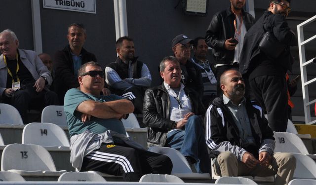 Şapcı tribünden izledi
