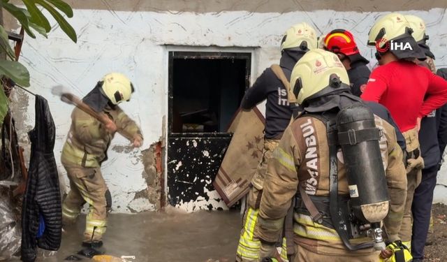 Küçükçekmece’de evi suyu basan adam itfaiye ekipleri tarafından kurtarıldı