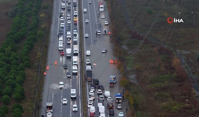 Mahmutbey-Habipler yolunda su baskını, trafik durma noktasına geldi