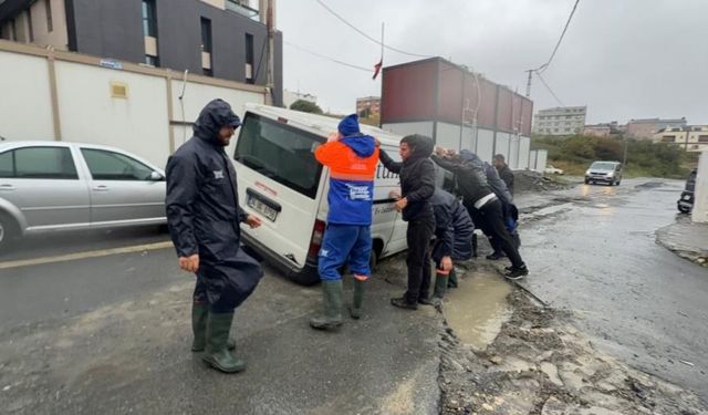 Arnavutköy’de yağış sonrası yol çöktü, araç çukura saplandı