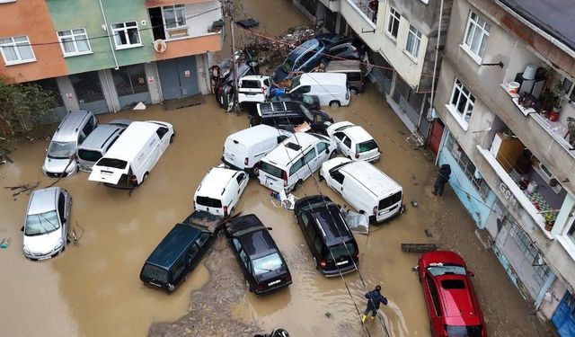 Sarıyer’de selin bilançosu havadan görüntülendi: Araçlar üst üste yığıldı
