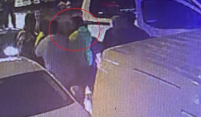 Park halindeki araca çarptı, ihbara gelen polise kafa attı: Alkollü sürücü gözaltına alındı