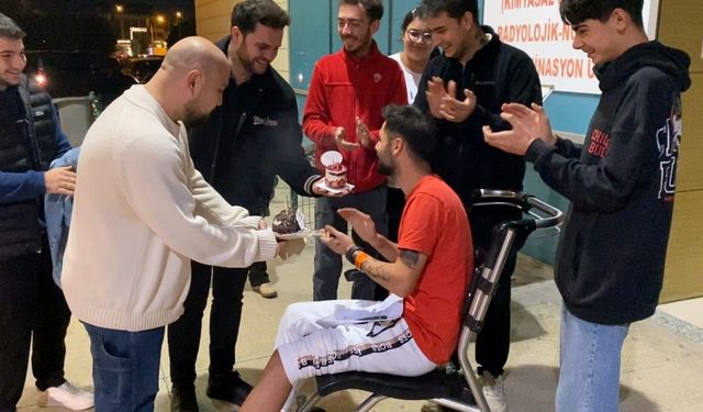 Doğum gününe giderken kaza yaptılar, acilde pastayı kestiler