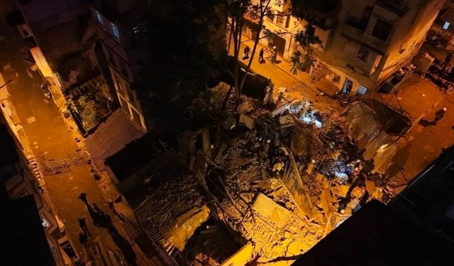 Beyoğlu’nda 5 katlı bina çöktü: Arama çalışmaları devam ediyor