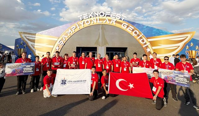 Eskişehirli öğrenciler TEKNOFEST’te ödüllerini Cumhurbaşkanı Erdoğan’ın elinden aldı