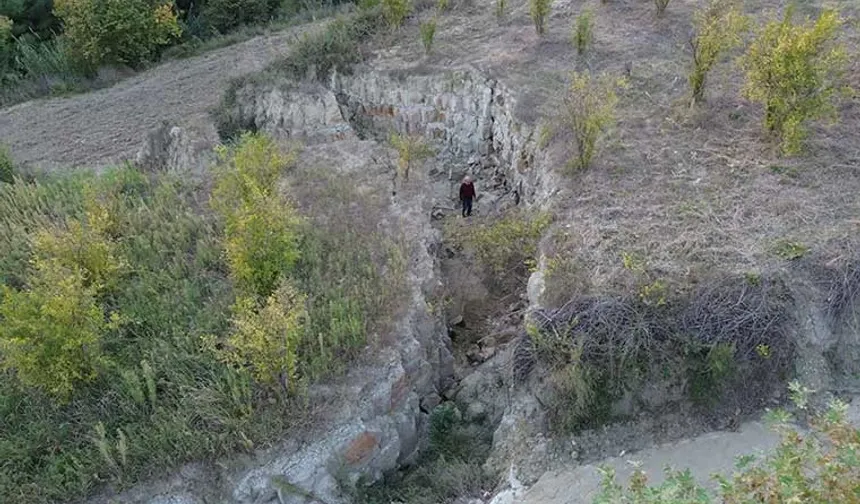 Depremin ikiye böldüğü 4 metre derinliğe sahip devasa yarık