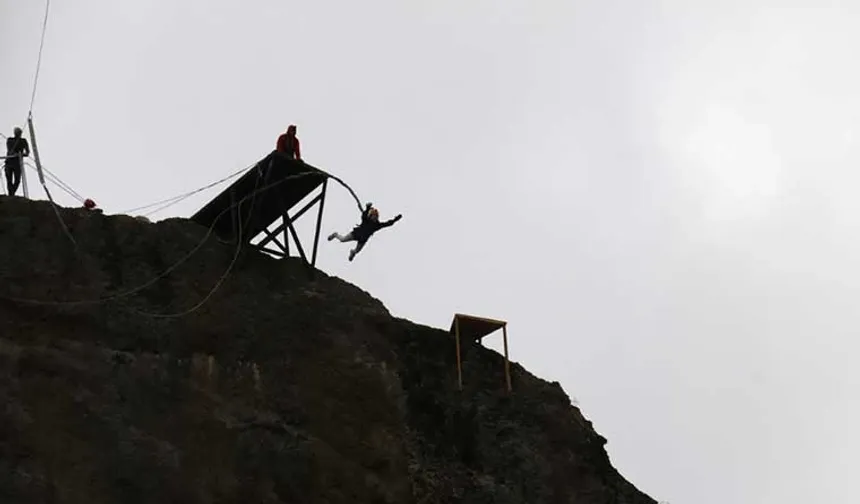 Adrenalin tutkunları, 70 metreden kendilerini boşluğa bıraktı