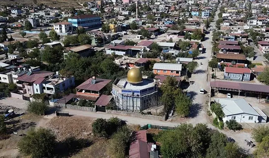 Hatay’da altın sarısı kubbesi ve çinileriyle Mescid-i Aksa’yı andıran cami, mest ediyor