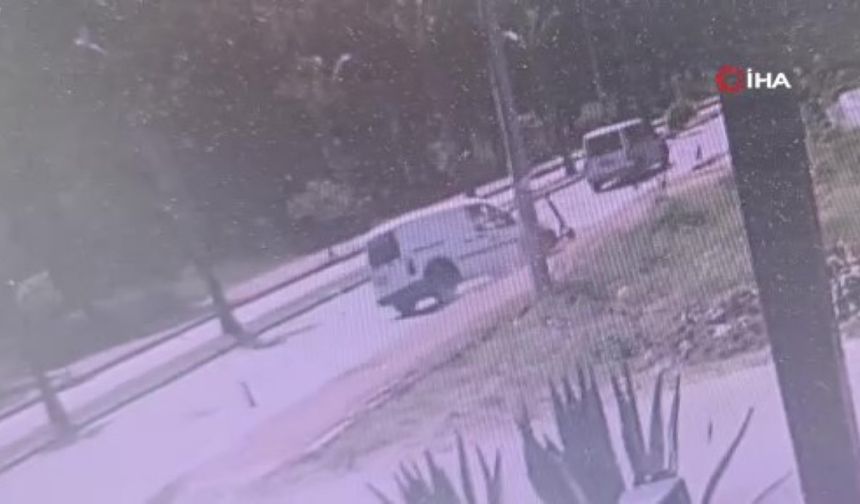 Lastiği patlayan araç kaldırıma çarpıp devrilmekten son anda kurtuldu