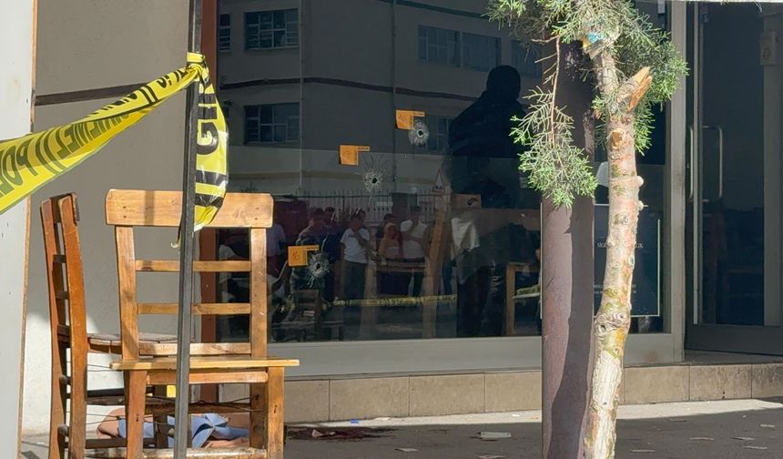 Kıraathanenin önünde oturan gence kanlı infaz