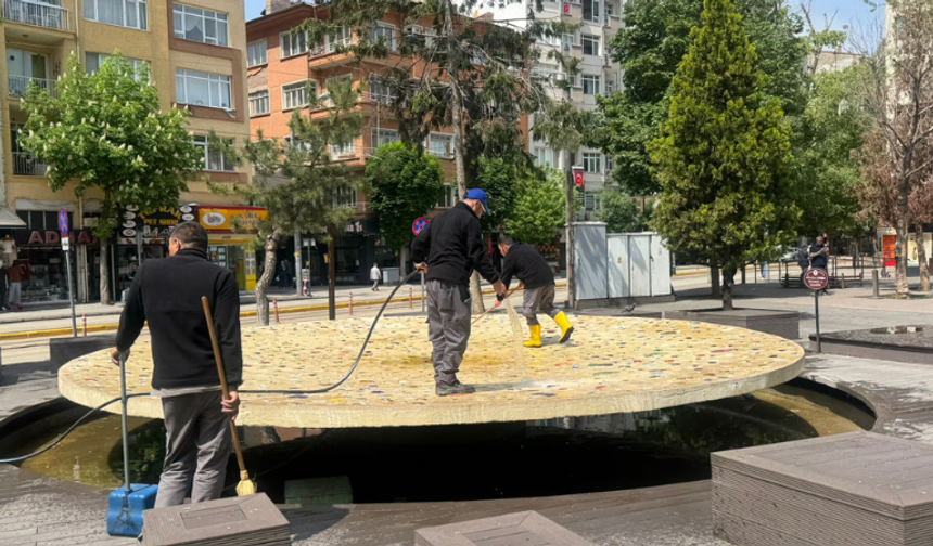 Yediler Parkı’nda sessiz temizlik: Güvercinlerin su içtiği havuz yıkandı!