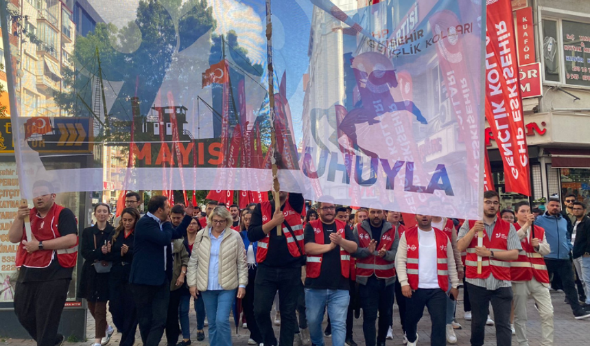 Eskişehir’de CHP’li gençlikten ıslıklı yürüyüş
