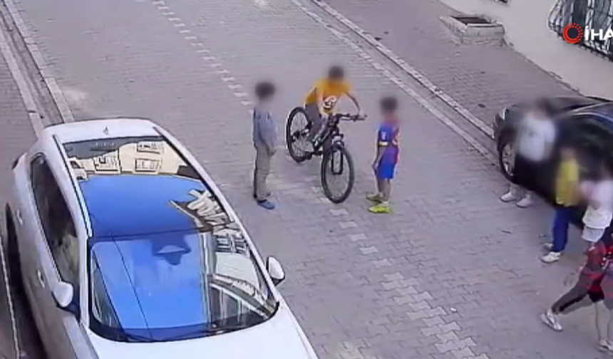 Çaldığı bisikleti arkadaşlarına göstermeye geldi, araba çarptı!