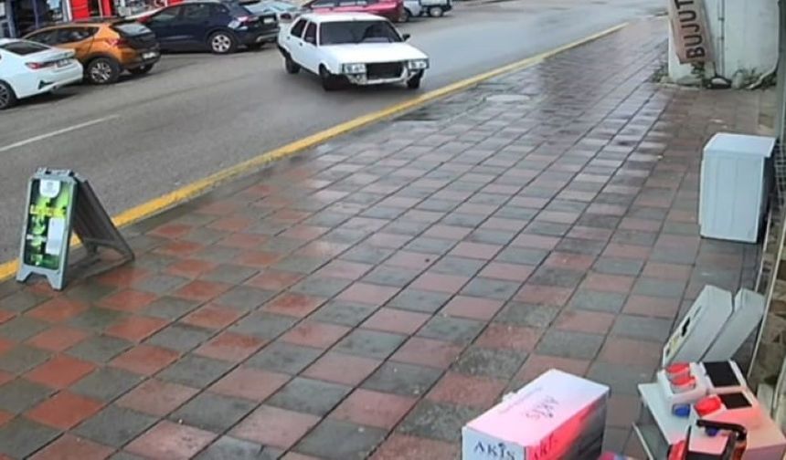 Caddede ‘drift’ atmaya çalışan sürücünün tehlikeli hareketleri kameraya yansıdı