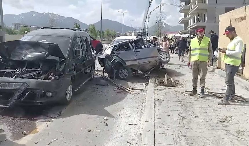 Erzurum’da feci kaza: Beton mikseri onlarca aracı biçti