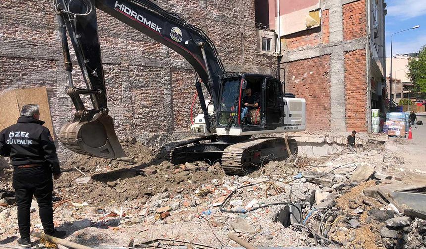 Eskişehir’de göçük yaşanan binada çalışmalar başladı