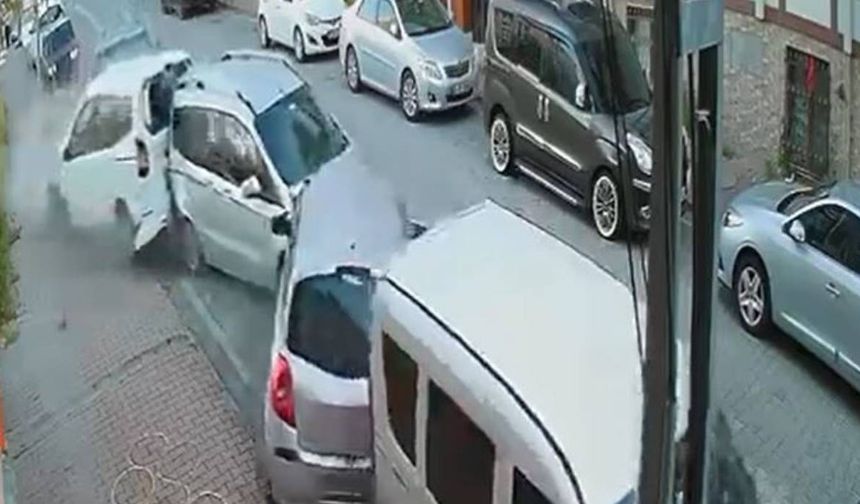 Esenyurt’ta kontrolden çıkan otomobil park halindeki araçlara çarptı