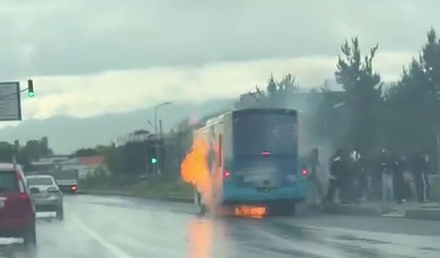 Otobüs bir anda alev aldı, yolcular panikle kaçtı