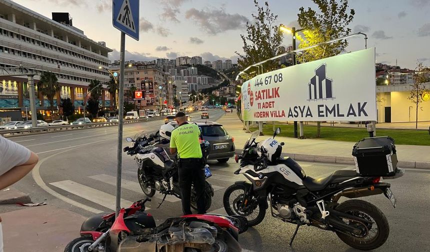 Motosiklet trafik levhasına çarptı: 1'i ağır 2 yaralı