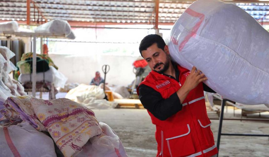 Deprem şehri Kahramanmaraş’ta esnaf, bin adet yorgan bağışı yaptı