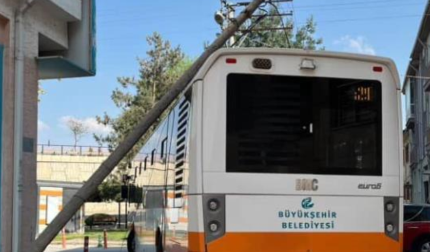 Eskişehir'de belediye otobüsü direği devirdi