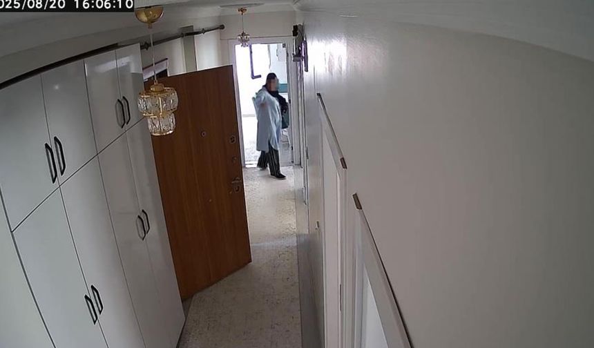 Kapıyı tıklatıp eve giren soyguncu kadınlar, kamerayı görünce panikledi