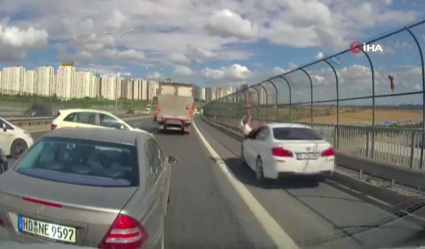 Aracını durup tellerde kalan kediye koştu, emniyet şeridinden gelen araç çarptı
