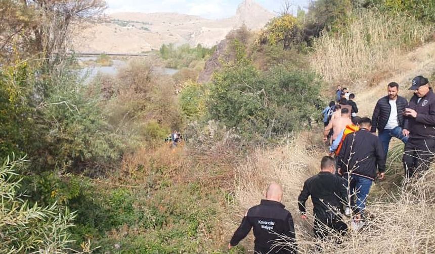 4 kişilik aile nehir ortasında birbirine sarılarak hayatta kaldı