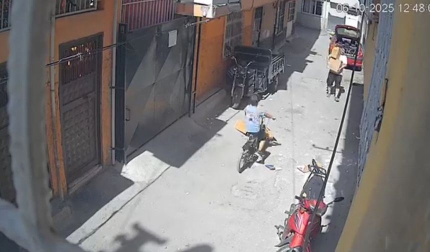 O anlar kamerada: Sokakta üzerine karton örten çocuk ölümden döndü