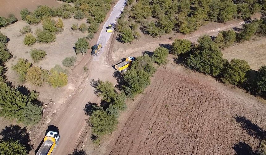 Eskişehir'in o ilçesinde yol çalışmaları hız kesmeden devam ediyor
