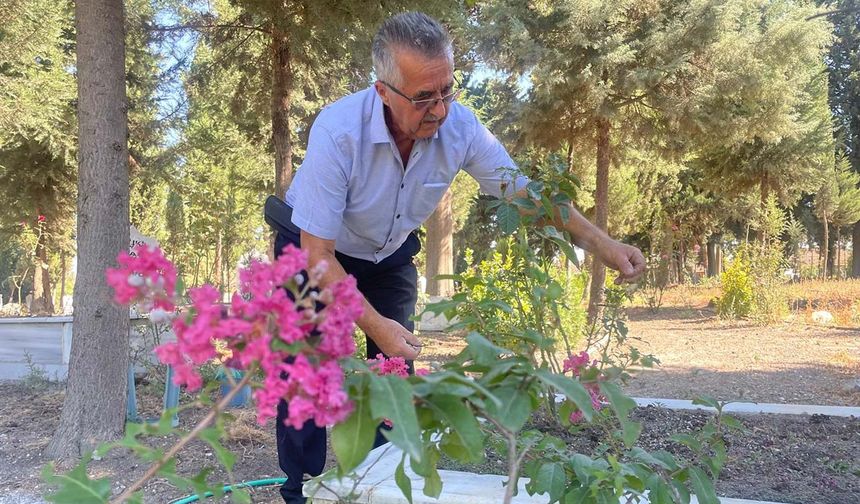 Oğlunu kaybettikten sonra ömrünü adadığı mezarlığı adeta parka dönüştürdü