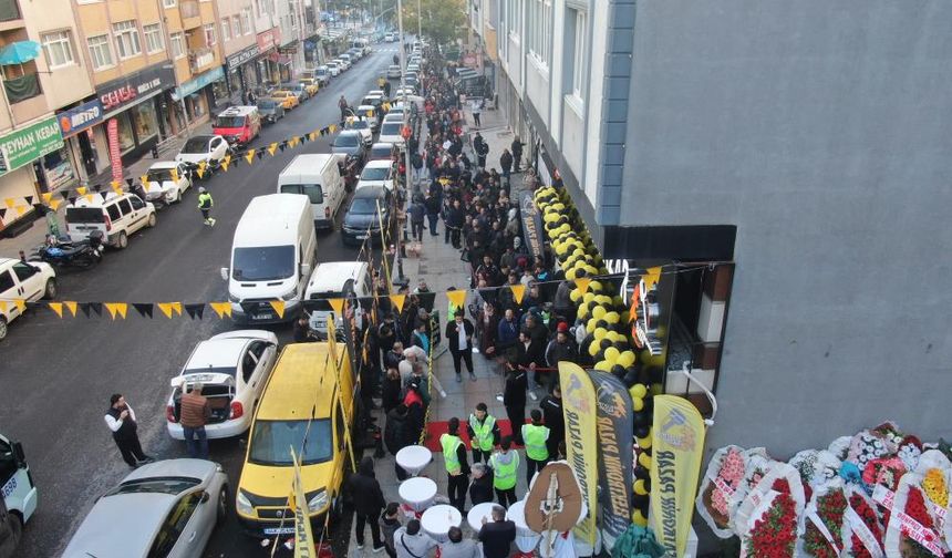 İndirim kuyruğu: Bin liralık ürünü 100 liraya alabilmek için saatlerce beklediler