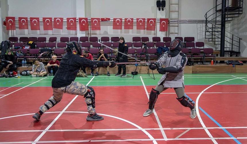 Video oyunundan gerçek arenaya: Eskişehirli baba-oğulun kılıç sporu tutkusu