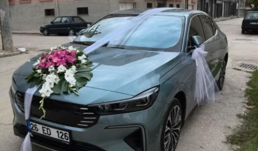 Eskişehir’de gelin arabası yapılan Togg ilgi odağı oldu