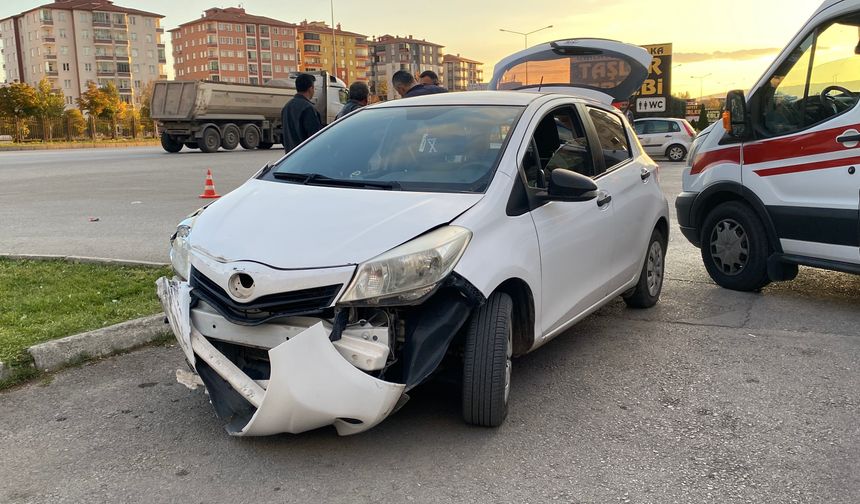 Otomobiller çarpıştı: 2 yaralı