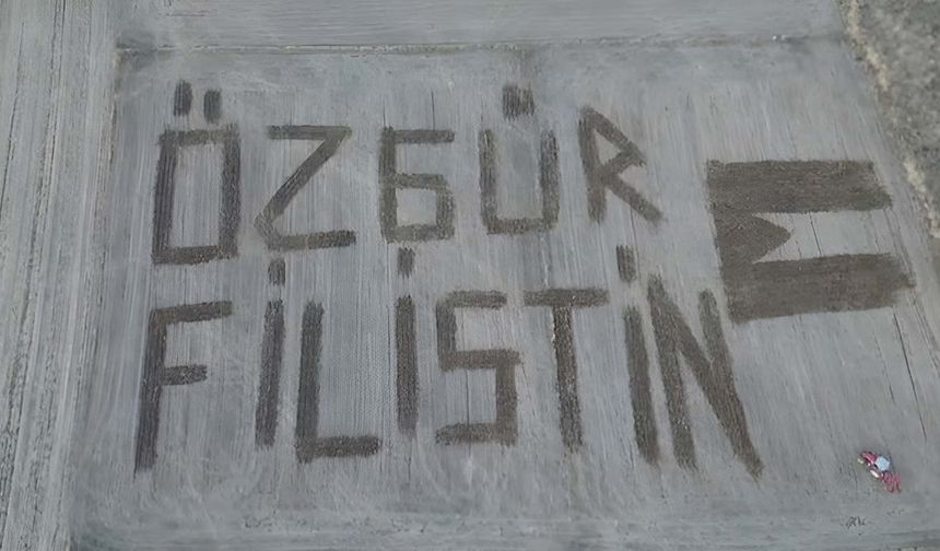 Çanakkaleli çiftçi Filistin'e destek için tarlasına 'Özgür Filistin' yazdı