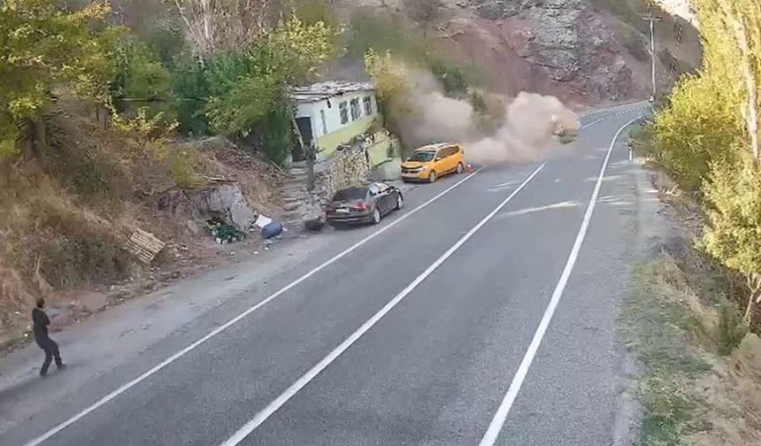 Dağdan yuvarlanan kaya parçası ev ve araçları teğet geçti: O anlar kamerada